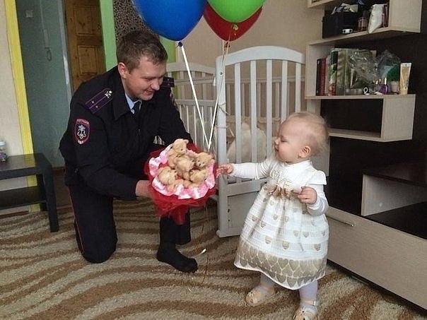 Папочка пришел с работы и поздравил доченьку с ее первым годиком жизни! Безумно милая картина Согласны?❤