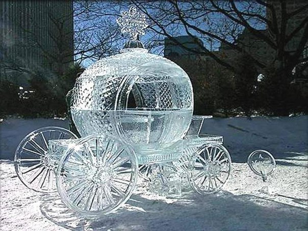 Вам нравится эта великолепная скульптура из льда?❤