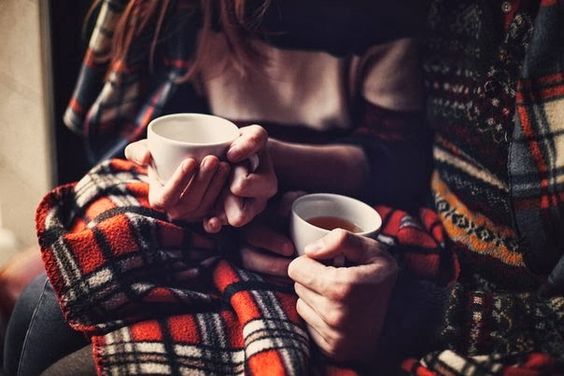 — Холодает, уже зима. 
— Зима – это не так важно. 
— А что важно? 
— Важно с кем.
