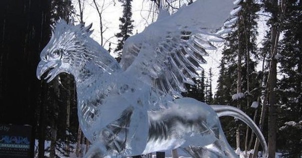 Вам нравится эта великолепная скульптура из льда?❤