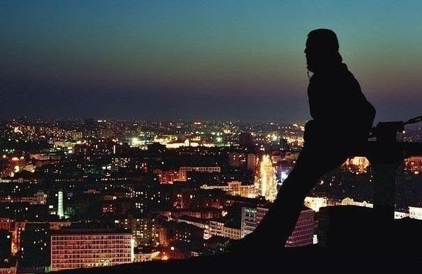 Тишина — это лучший друг. Проверенный. Ей от тебя ничего не нужно. Она просто сидит рядом и не мешает.